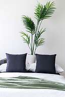 A Large 2BR Apt Near Crown, Sleeps 8, Free Parking