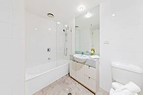 A Large 2BR Apt Near Crown, Sleeps 8, Free Parking