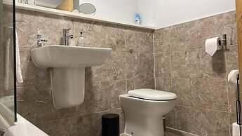 Apartment - Sleeps 4, Pets Allowed & Parking