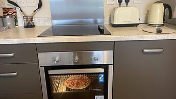 Apartment - Sleeps 4, Pets Allowed & Parking