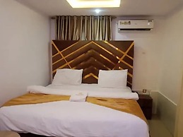White Chase Hotel and Suites