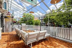 Theatre Hotel by Lodgo