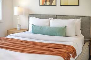Theatre Hotel by Lodgo