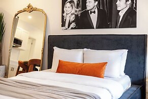 Theatre Hotel by Lodgo