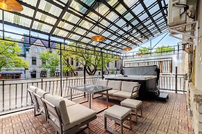 Theatre Hotel by Lodgo