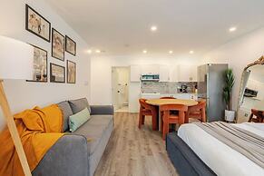 Theatre Hotel by Lodgo