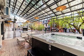 Theatre Hotel by Lodgo