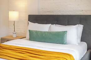 Theatre Hotel by Lodgo