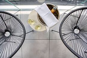 Official Mercury Suites With Rooftop Pool Access