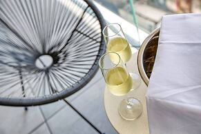 Official Mercury Suites With Rooftop Pool Access