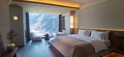 Siguniang Mountain Star Moon Cliff Hotel