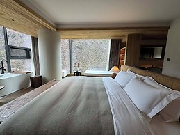 Siguniang Mountain Star Moon Cliff Hotel