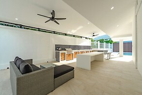4BR Pool Villa Bar BBQ Near Beach V239