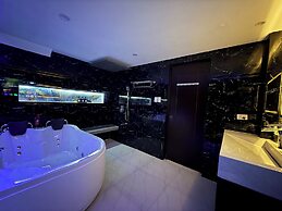 Kandi Suites 2BR with private Jacuzzi