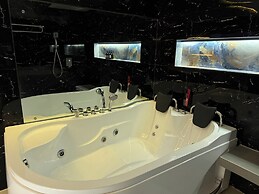 Kandi Suites 2BR with private Jacuzzi
