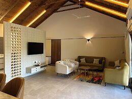 StayGuru Luxury Villa