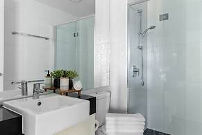 A Modern 2BR Apt With City Views, Free Parking