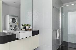 A Modern 2BR Apt With City Views, Free Parking
