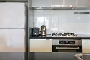 A Modern 2BR Apt With City Views, Free Parking