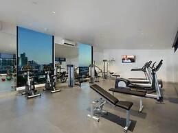 A Modern 2BR Apt With City Views, Free Parking