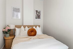 A Stylish & Central 2BR Apt Near Flinders Station
