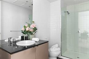 A Stylish & Central 2BR Apt Near Flinders Station