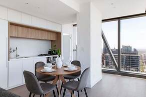 A 2BR Apt With Stunning City Views, Free Parking