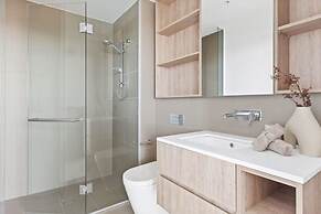 A 2BR Apt With Stunning City Views, Free Parking