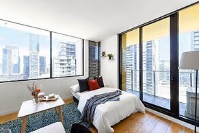A Chic 2BR Apt, City Views Near Southern Cross