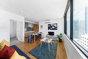 A Chic 2BR Apt, City Views Near Southern Cross
