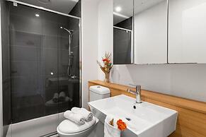 A Chic 2BR Apt, City Views Near Southern Cross