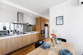 A Chic 2BR Apt, City Views Near Southern Cross