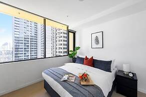 A Chic 2BR Apt, City Views Near Southern Cross