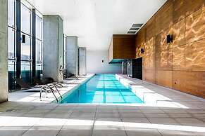 A Chic 2BR Apt, City Views Near Southern Cross