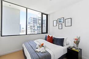 A Chic 2BR Apt, City Views Near Southern Cross