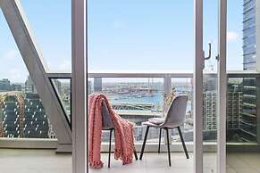 A Stylish 3BR Apt With Harbour Views, Free Parking