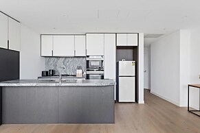 A Stylish 3BR Apt With Harbour Views, Free Parking