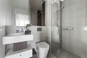 A Stylish 3BR Apt With Harbour Views, Free Parking