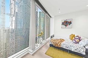 A Lux & Cozy Apt Next to Southern Cross Station