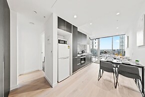 A Lux & Cozy Apt Next to Southern Cross Station