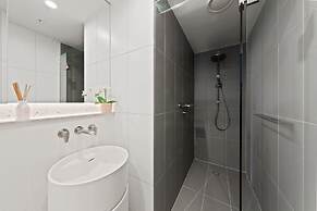 A Chic 2BR Apt Near Melbourne CBD w/ Free Parking