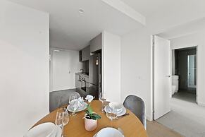 A Chic 2BR Apt Near Melbourne CBD w/ Free Parking