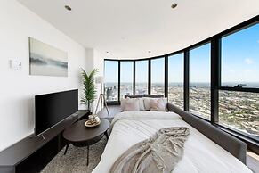 Lovely 3BR Apt With Panoramic Views, Free Parking