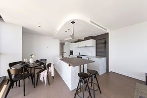 Lovely 3BR Apt With Panoramic Views, Free Parking
