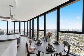 Lovely 3BR Apt With Panoramic Views, Free Parking