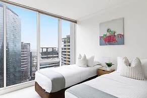 Comfy & Stylish 2BR Apt Next to Crown, City Views