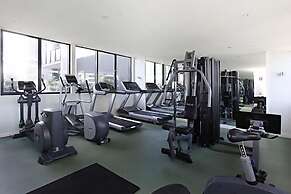 Comfy & Stylish 2BR Apt Next to Crown, City Views