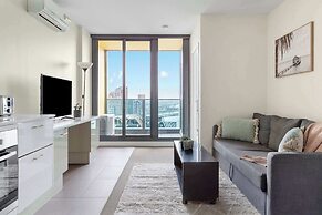 Southern Cross Gem: Modern Home With harbour Views