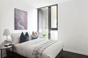 A Spacious 2BR Apt, Walk to Southern Cross Station