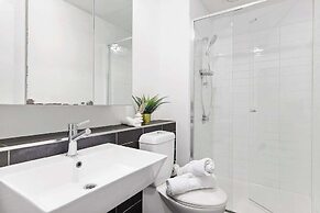 A Spacious 2BR Apt, Walk to Southern Cross Station